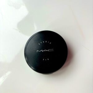 MAC Studio Fix Powder Plus Foundation in NC30